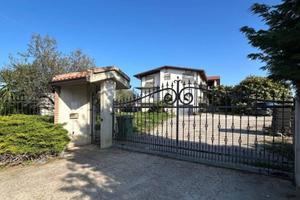 Villa di 240 m² con più di 5 locali e box auto a L