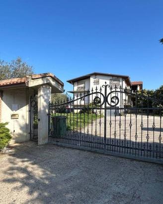 Villa di 240 m² con più di 5 locali e box auto a L