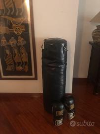 Sacco da boxe con staffa e guantoni inclusi