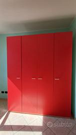 Armadio bianco e rosso