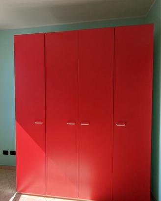 Armadio bianco e rosso