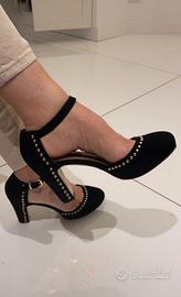 Sandalo nero con borchie