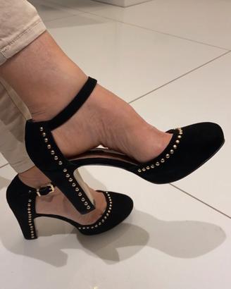 Sandalo nero con borchie