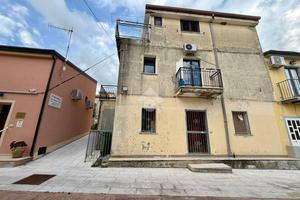 CASA SEMINDIPENDENTE A DIAMANTE