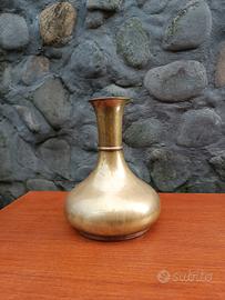 Vaso in metallo dorato anni 60