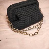 clutch bag nera con catena a maglia grande 