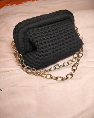clutch bag nera con catena a maglia grande 