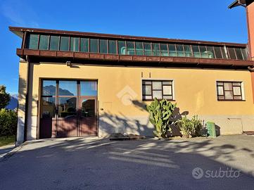 CAPANNONE A MANDELLO DEL LARIO