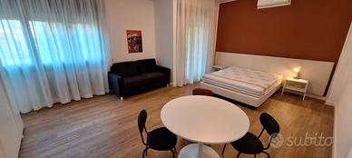 Stanza in appartamento solo donne,comodo al centro