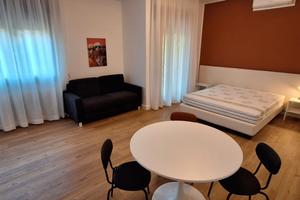 Stanza in appartamento solo donne,comodo al centro