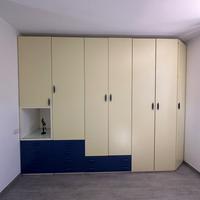 Armadio 7 ante con 10 cassetti giallo e blu
