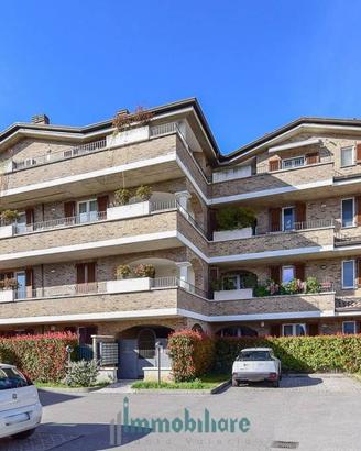 Appartamento di 75 m² con 3 locali e box auto a Se