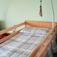 Letto ortopedico elettrico con materasso e asta di