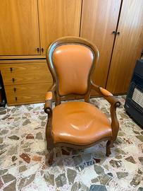 Poltrona classica in legno e pelle color cuoio
