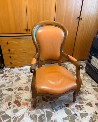 Poltrona classica in legno e pelle color cuoio