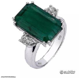 GRANDE ANELLO IN ORO 18kt. CON DIAMANTI E SMERALDO