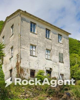 Rustico / Casale di 250 m² con più di 5 locali a S