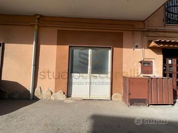 Locale Commerciale con Due Serrande