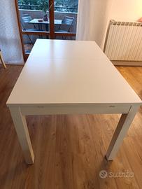 Tavolo allungabile.