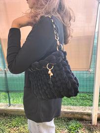 Borsa nera in velluto fatta a mano con catena