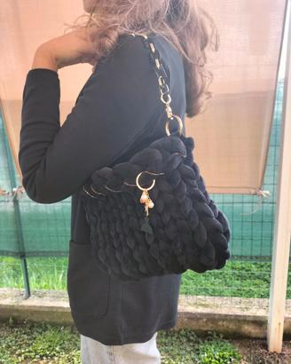 Borsa nera in velluto fatta a mano con catena
