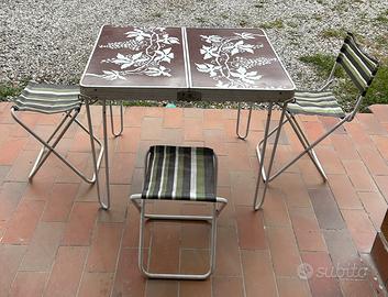 Tavolo pieghevole con 3 sedie