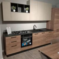 Cucina con living , tavolo e sedie