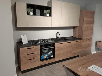 Cucina con living , tavolo e sedie