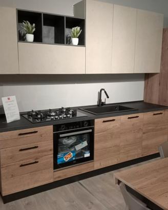 Cucina con living , tavolo e sedie