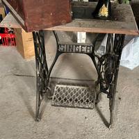 Macchina da cucire SINGER antica