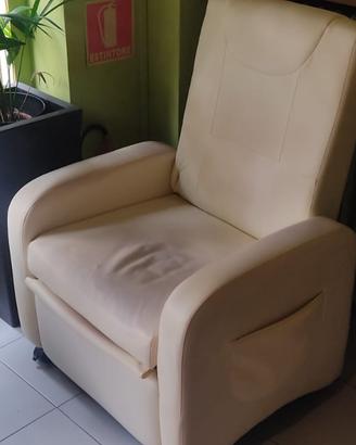 Poltrona pieghevole con rotelle