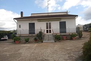 Villa di 180 m² con più di 5 locali a Marzano Appi