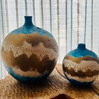 Vasi in ceramica con decorazione materica