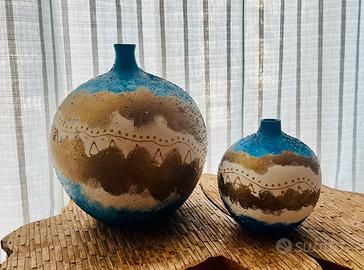 Vasi in ceramica con decorazione materica