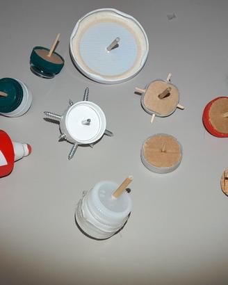 Set di 12 trottole funzionanti fatte a mano