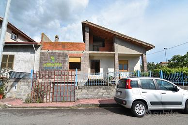 Villetta a schiera con giardino su tre lati