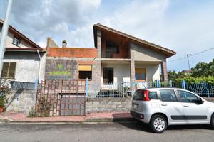 Villetta a schiera con giardino su tre lati