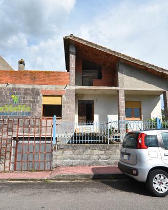 Villetta a schiera con giardino su tre lati
