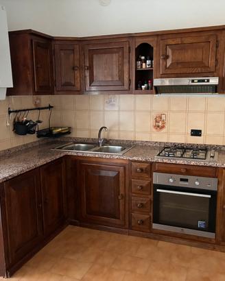 Cucina angolare in legno