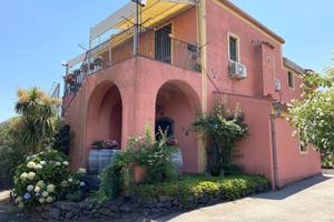 Rustico / Casale di 550 m² con più di 5 locali e b