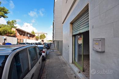 Luminoso locale commerciale