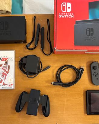 Nintendo Switch + accessori e cablaggio completo.