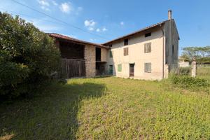 Casale indipendente con ampio scoperto