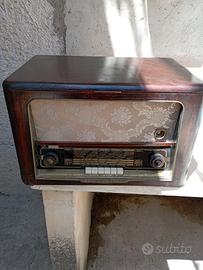 Radio antica con giradischi