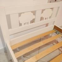 Struttura letto con base a doghe con materasso