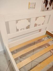 Struttura letto con base a doghe con materasso