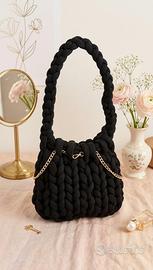 Borsa nera intrecciata a mano con catena oro