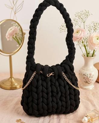Borsa nera intrecciata a mano con catena oro