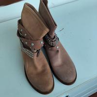 Stivaletti tacco 20 in nabuc con accessori 