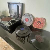 giradischi d’epoca portatile e dischi 78 giri